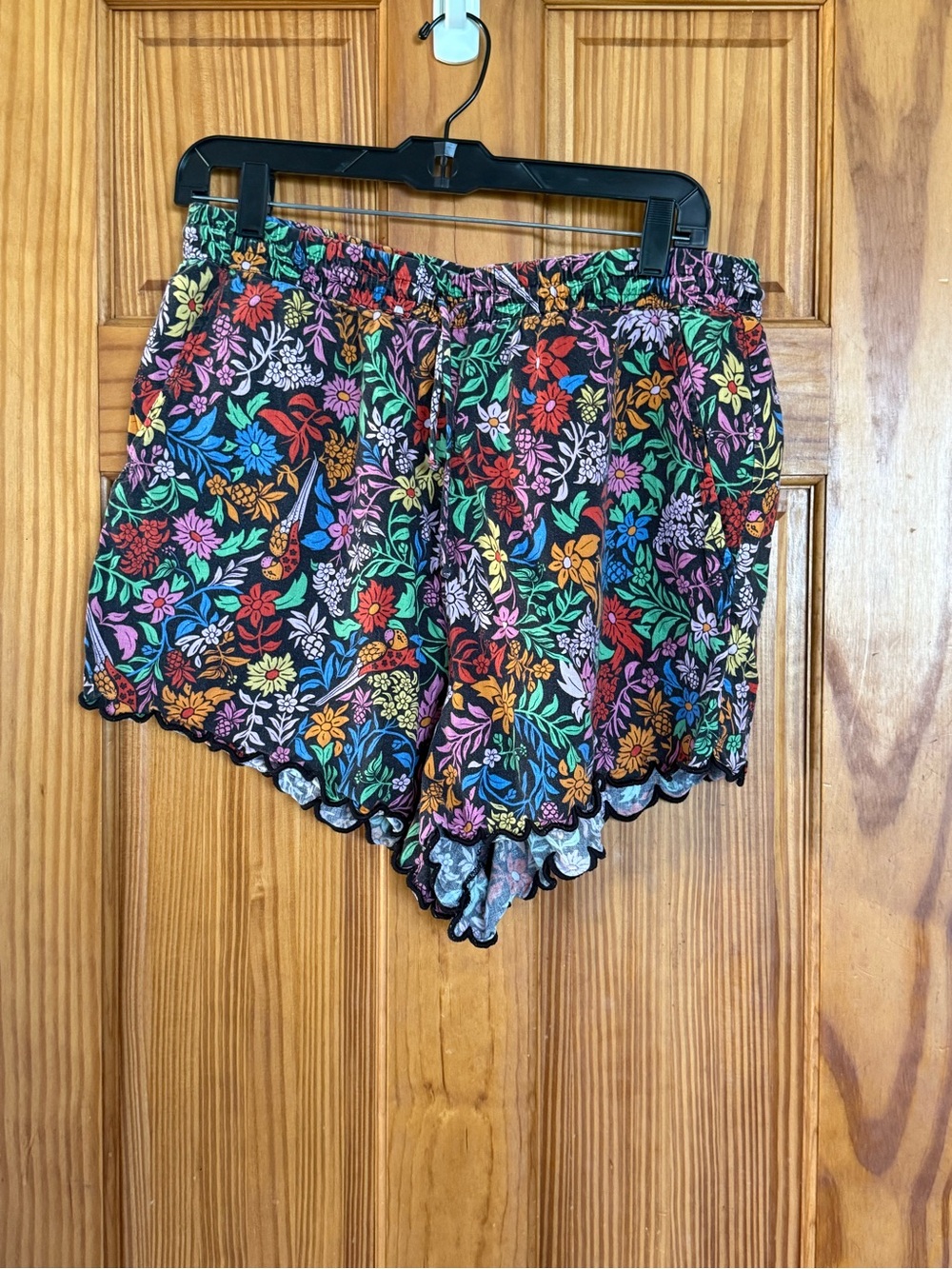 Farm Rio Floral Scallop Hem Women's Shorts - Black Multi